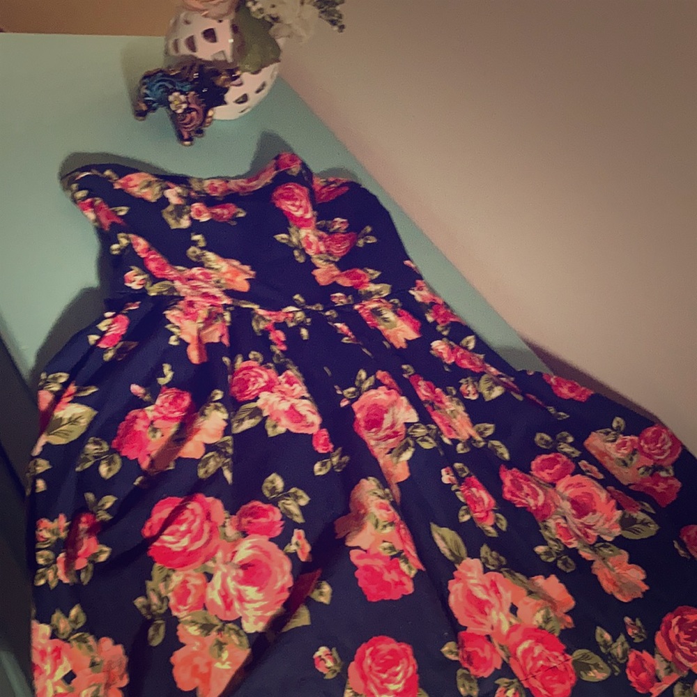 So cute short strapless blue and pink roses size L